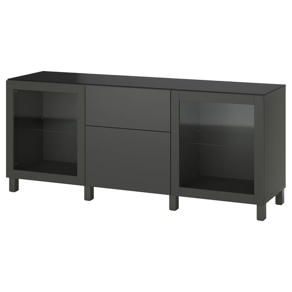Ein schwarzes Sideboard von ikea BESTÅ. Es hat ein schlankes, rechteckiges Design mit zwei Glastüren und zwei Schubladen. Die Oberseite ist flach und die Beine sind abgewinkelt.