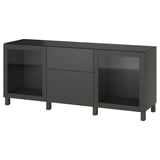 Ein schwarzes Sideboard von ikea BESTÅ. Es hat ein schlankes, rechteckiges Design mit zwei Glastüren und zwei Schubladen. Die Oberseite ist flach und die Beine sind abgewinkelt.