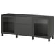 Schwarzes BESTÅ Sideboard zur Aufbewahrung von Gegenständen mit Regalen. Modernes, minimalistisches Design mit dunklen Füßen.