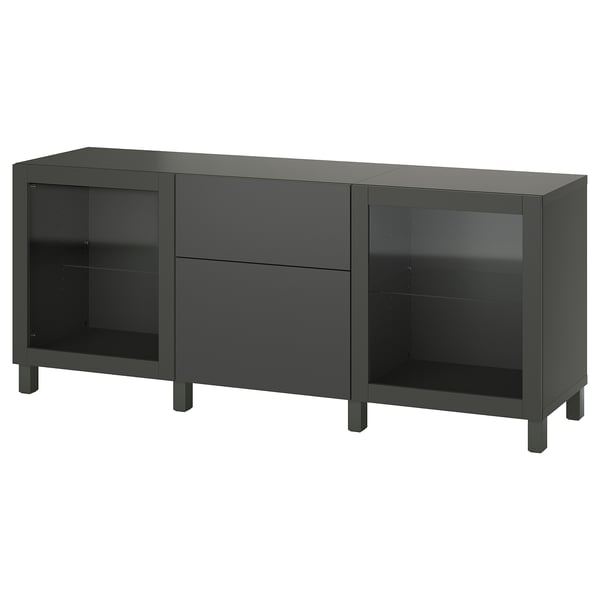 Ein schwarzes Sideboard von ikea BESTÅ mit Glastüren und Schubladen. Es ist rechteckig, modern und funktional.