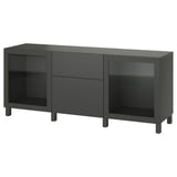 Ein schwarzes Sideboard von ikea BESTÅ mit Glastüren und Schubladen. Es ist rechteckig, modern und funktional.