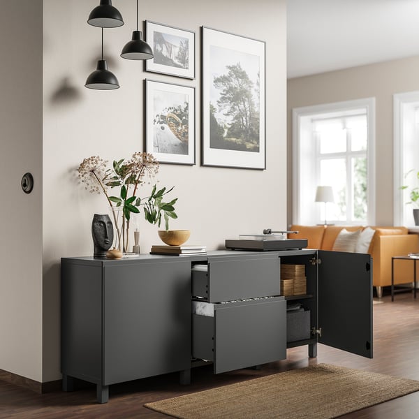 Grauer BESTÅ-Schrank mit offenen Türen, orangefarbenen Sitzgelegenheiten, Wandkunst, Pendelleuchten