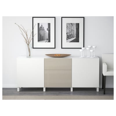 Modernes Sideboard mit zwei Schubladen, dekorativer Schale und gerahmter Kunst vor weißer Wand, die Stauraum und Organisation bieten.