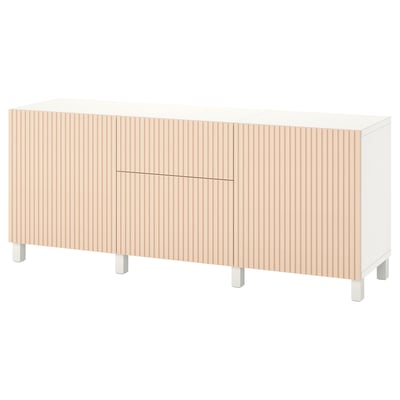 Ein weißes BESTÅ Sideboard mit hellen Holztüren, in modernem Design mit verstellbaren Regalen und Schubladen.