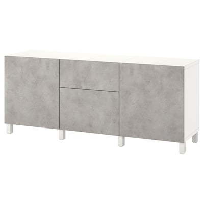 Weißes Sideboard mit drei grauen Türen in Zementoptik, schlichtes Design.