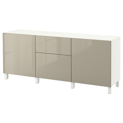 Ein weiß-beiges BESTÅ Sideboard mit glänzenden Türen und Schubladen, getragen von weißen Beinen.