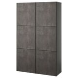 Zeigt einen dunkelgrauen IKEA BESTÅ-Schrank mit sechs quadratischen Türen mit mattem, betonähnlichem Finish, verstellbaren Scharnieren und einer rechteckigen Form.