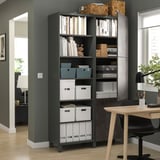 Graue BESTÅ Aufbewahrung mit offenen/geschlossenen Regalen, Büchern, Boxen, Dekor, modern und funktional.
