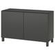 Ein ikea BESTÅ Sideboard in Dunkelgrau mit zwei Türen und quadratischen Beinen.
