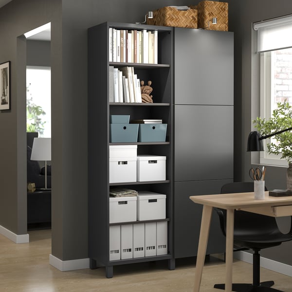 Modernes Büro mit BESTÅ-Stauraum, organisierten Büchern, Schreibtisch und Stuhl.
