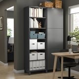 Modernes Büro mit BESTÅ-Stauraum, organisierten Büchern, Schreibtisch und Stuhl.