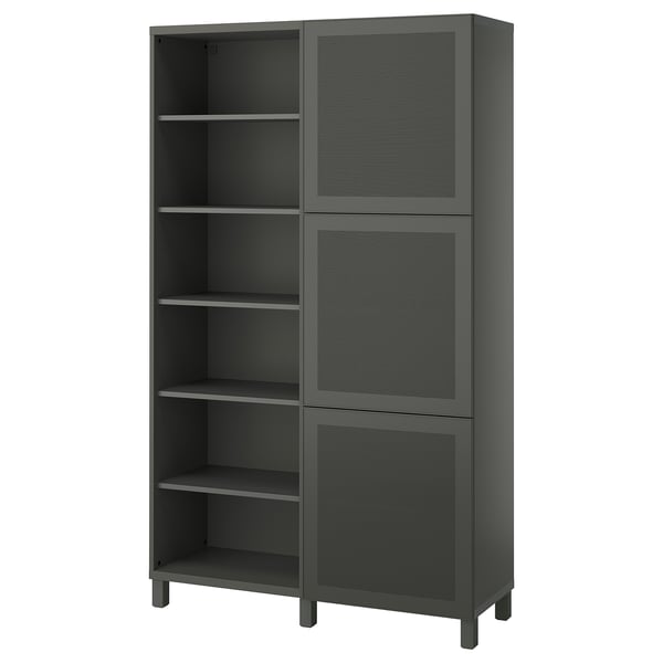 Ein IKEA BESTÅ Aufbewahrungsschrank in Dunkelgrün mit offenem und geschlossenem Bereich, verstellbaren Regalen und Metallgittertüren.