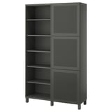 Ein IKEA BESTÅ Aufbewahrungsschrank in Dunkelgrün mit offenem und geschlossenem Bereich, verstellbaren Regalen und Metallgittertüren.