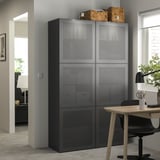 Modernes Homeoffice mit BESTÅ Stauraum, Tisch, Stuhl und Pflanze.