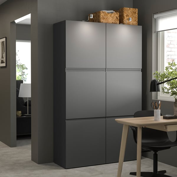 Moderner dunkelgrauer BESTÅ Schrank im Zimmer. Hohe, quadratische Aufbewahrung mit Holzakzenten. Klares, minimalistisches Design.