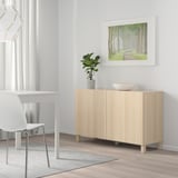 Modernes Wohnzimmer mit BESTÅ Sideboard, Waldkunst, Esseinrichtung und Pflanze.
