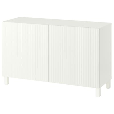 Weißes BESTÅ Sideboard mit drei Türen und einfachen Beinen.