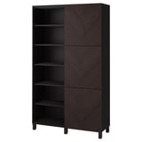 Schwarzer BESTÅ-Schrank mit dunklen Holztüren, verstellbaren Regalen und Fischgrät-Design.