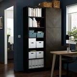 Modernes Büro mit BESTÅ-Regalen, Holztisch und Lampe.