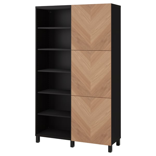 Moderner BESTÅ-Schrank: Schwarz und Eiche, verstellbare Regale, Türen mit Chevron-Muster.