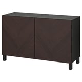 Dunkelbrauner Holzschrank mit Chevron-Muster, rechteckiger Form, zwei Türen und verstellbaren Regalen.