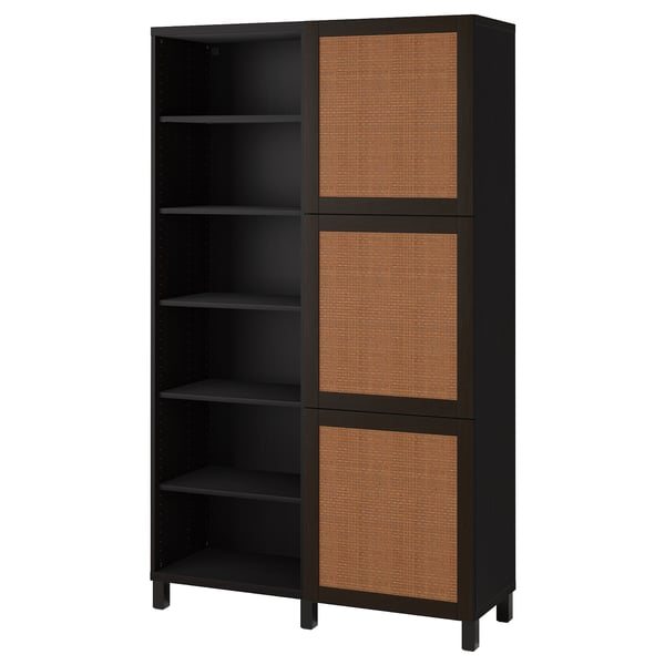 Ein IKEA BESTÅ Aufbewahrungsschrank in Schwarz mit geflochtenen Paneelen. Er verfügt über offene und geschlossene Fächer zur Aufbewahrung und Präsentation.