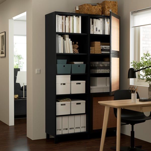 Modernes Homeoffice mit BESTÅ Aufbewahrungseinheit und Schreibtisch.