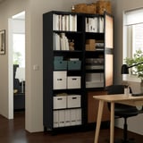 Modernes Homeoffice mit BESTÅ Aufbewahrungseinheit und Schreibtisch.