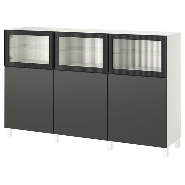 Ein BESTÅ-Lagerraum in Weiß und Dunkelgrau. Es besteht aus drei Abschnitten mit Glastüren und massiven Paneelen. Modernes Design mit verstellbaren Regalen.