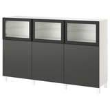 Ein BESTÅ-Lagerraum in Weiß und Dunkelgrau. Es besteht aus drei Abschnitten mit Glastüren und massiven Paneelen. Modernes Design mit verstellbaren Regalen.