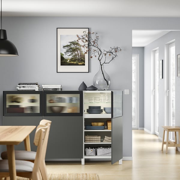 Modernes Wohnzimmer mit BESTÅ-Stauraum und Naturfoto.