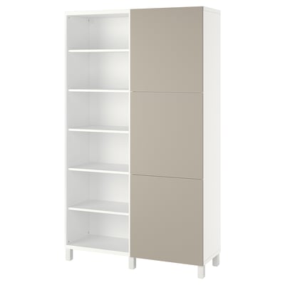 Weißer BESTÅ-Stauraum, 5 Regale, beige Türen.