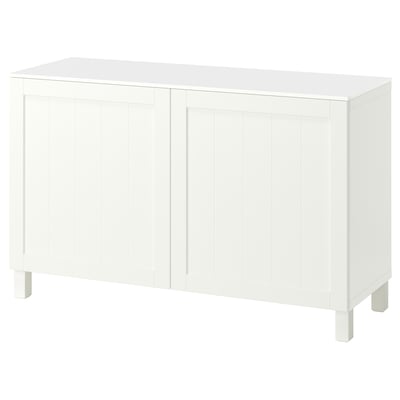 Ein weißes Sideboard von ikea BESTÅ mit vertikalem Paneeldesign und rechteckiger Form.