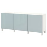 Ein ikea BESTÅ Sideboard in Weiß und Hellblau. Es hat drei Türen, eine rechteckige Form und ein minimalistisches Design.