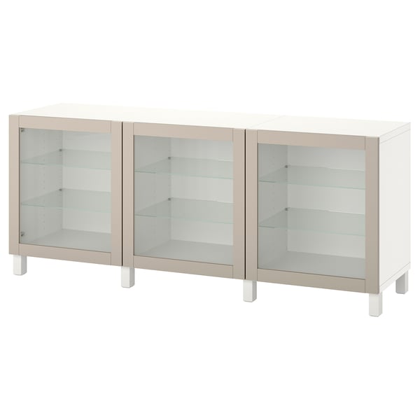 Ein weißer BESTÅ-Schrank mit drei Glastüren, in denen sich Regale befinden. Dieses moderne Möbelstück ist ideal für die Aufbewahrung und Präsentation.