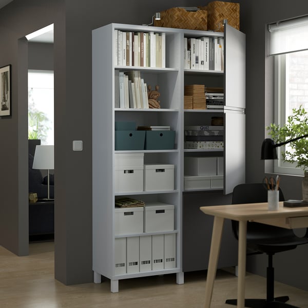 Moderner, verstellbarer Stauraum mit Regalen für Bücher, Kisten und Dekoration. Inklusive Lampe und Tisch.