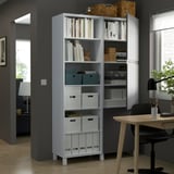 Moderner, verstellbarer Stauraum mit Regalen für Bücher, Kisten und Dekoration. Inklusive Lampe und Tisch.