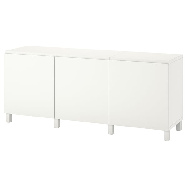 Es handelt sich um einen cremefarbenen BESTÅ-Schrank mit minimalistischem Design, drei Türen und quadratischen Beinen.