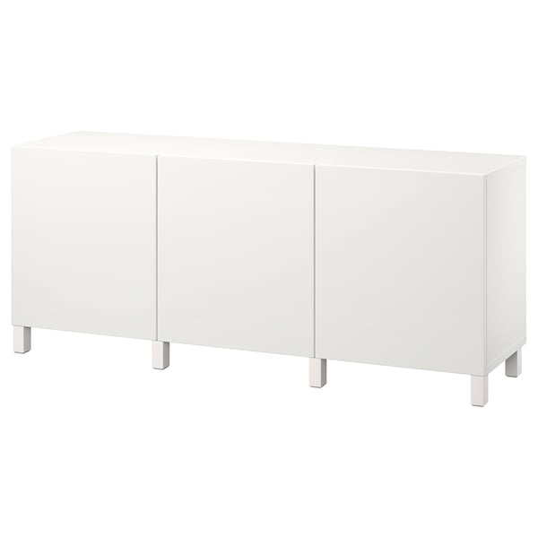 Ein komplett weißes BESTÅ Sideboard mit drei Türen und Metallbeinen. Es ist minimalistisch und modern im Design.