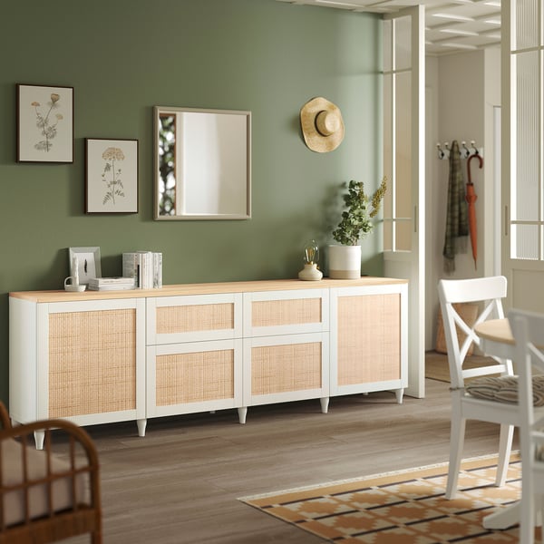Greenroom mit BESTÅ-Sideboard , Spiegeln, Pflanzen und Teppich.
