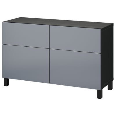 Graues BESTÅ Sideboard, modernes Design mit vier großen Schubladen, auf schwarzen Beinen stehend. Minimalistisch und funktional für die Aufbewahrung zu Hause.