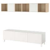 Weißer BESTÅ TV-Schrank mit Kombination aus Eichenholzschrank. Modernes, minimalistisches Design; 2 geschlossene+3 offene Regale, 2 Türen Stauraum.