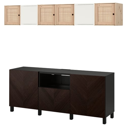 Dunkelbrauner BESTÅ TV-Stauraum mit hellem Holz und geflochtenen Türen. Inklusive TV-Ständer und Wandschränken.