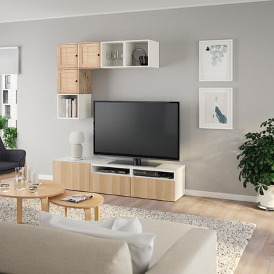 Modernes Wohnzimmer mit BESTÅ-TV-Stauraum, beigem Sofa, Couchtisch und Wandkunst.
