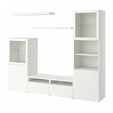 Weißes BESTÅ-Aufbewahrungsset: TV-Bank, Regale, Glastüren. Minimalistisches, modernes Design.