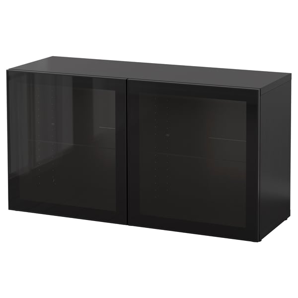 Zeigt einen schlanken Schrank aus schwarzem Glas und Metall mit zwei Türen. Das Design ist modern und minimalistisch und eignet sich ideal für die Aufbewahrung in modernen Räumen.
