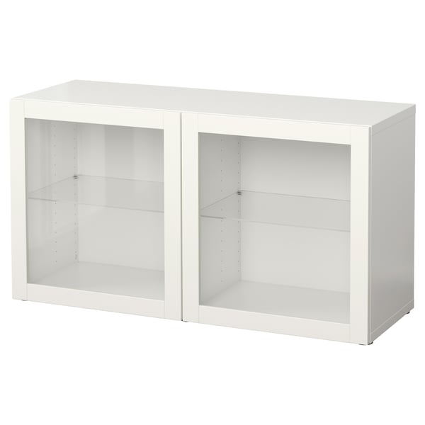 Ein weißes BESTÅ-Regal mit zwei Glastüren und Glasböden.