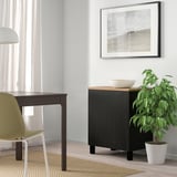 Minimalistisches Homeoffice mit BESTÅ Stauraum, Pflanze und Landschaftsfoto.