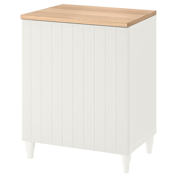 Ein weißer IKEA BESTÅ Schrank mit Eichenplatte. Er hat vertikale Paneele, vier Beine und verstellbare Regale für eine organisierte Aufbewahrung.