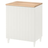 Ein weißer IKEA BESTÅ Schrank mit Eichenplatte. Er hat vertikale Paneele, vier Beine und verstellbare Regale für eine organisierte Aufbewahrung.
